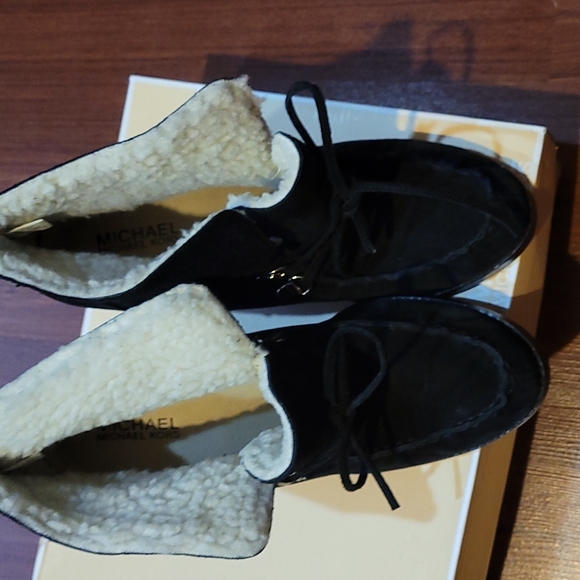 LIKE NEW! - MICHAEL KORS BLACK SUEDE FAUX FUR LINED WEDGE HEEL BOOTIE LACE UP - Picture 2 of 5